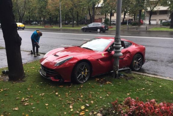 Így kell tönkretenni egy negyedmillió eurós Ferrarit