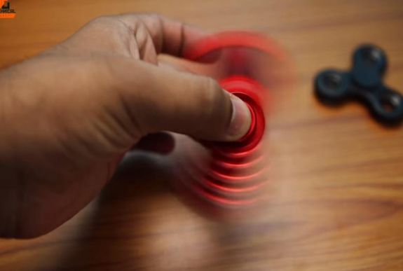 Elkészült a fidget spinner és telefon ötvözete