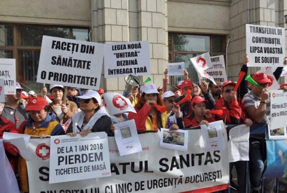 FRISSÍTVE: Sztrájkőrséget áll a mentőszolgálat szakszervezete a minisztériumok előtt