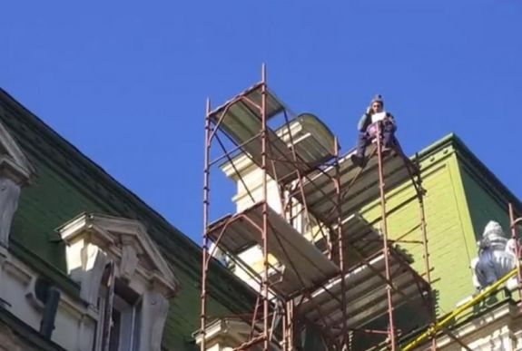 Nem árulhatott bazsalikomot, ezért felmászott a városháza tetejére egy ortodox hívő