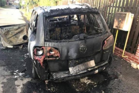 Felgyújtották egy brassói újságírónő autóját