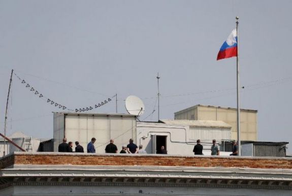 Moszkva pert indít Washington ellen az orosz zászlók eltávolítása miatt