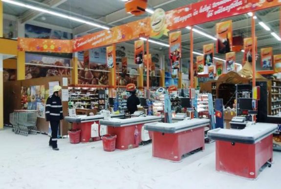 FRISSÍTVE - Robbanás egy gyergyószentmiklósi bevásárlóközpontban, hárman megsérültek