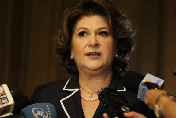 Ügyvédjével együtt jelent meg Rovana Plumb a jogi bizottság előtt