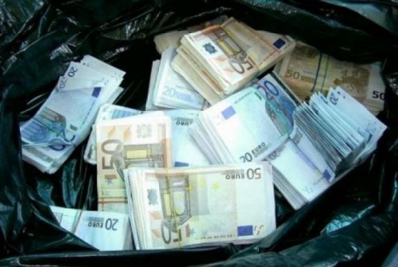 9000 eurót talált a szemétben egy boksánbányai nő, de csak baja lett belőle