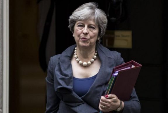 Jó hírt közölt Theresa May a külföldi EU-állampolgárokkal