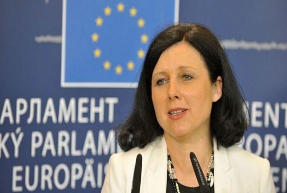 Az uniós igazságügyi biztos is szexuális erőszak áldozatává vált