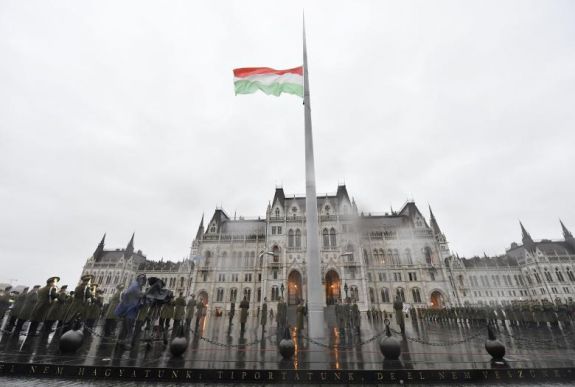 Október 23.: szakadó esőben vonták fel a nemzeti lobogót az Országház előtt