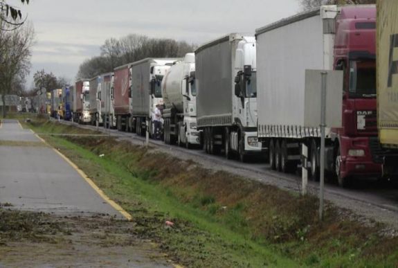 Kilométeres kamionsorok várakoznak a román-magyar haárátkelőknél