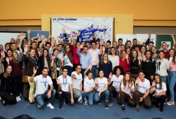 Elfogadta a szenátus a MIÉRT által javasolt, ifjúsági törvényt módosító RMDSZ-kezdeményezést