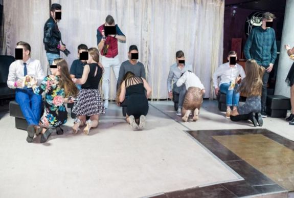 Orális szexet mímeltek a kolozsvári diákok egy gólyabálon