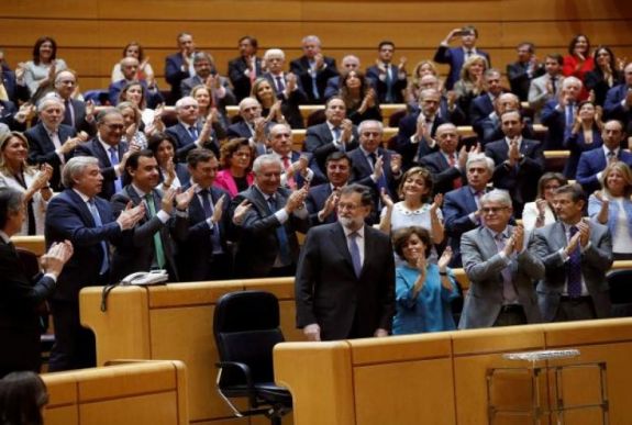 Madridban megszavazták a katalán kormány feloszlatását