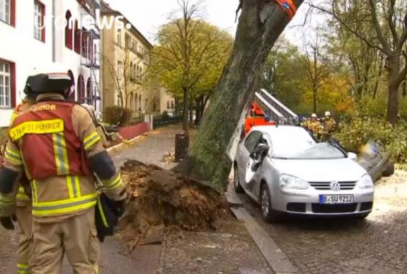 Halálos áldozatai is vannak az Európán végigsöprő erős szélnek