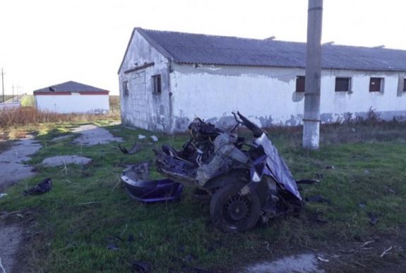 FRISSÍTVE - Egy 16 éves fiú vezette a balesetben kettészakadt autót