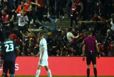 Súlyos baleset történt egy futballmeccsen, leszakadt a nézőtér korlátja