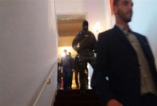 „Maszkosok” kísértek ki nézőket a kolozsvári román opera előadásáról