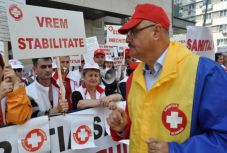 Sztrájkőrséget áll a munkaügyi minisztérium előtt a Sanitas