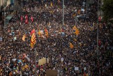 FRISSÍTVE - 300 ezren tiltakoznak Katalóniában