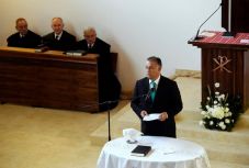 DK: Orbán Viktor szavazatokat vásárol Erdélyben