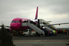 Nagy késéssel szállt fel Bukarestből a Wizz Air gépe egy utas halála miatt
