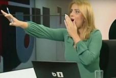 A tévéstúdióban verekedő volt kormányszóvivő feljelentést tett a CNA-nál