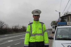 Úgy megütötte a rendőrt a dühös sofőr, hogy lerepült a sapkája