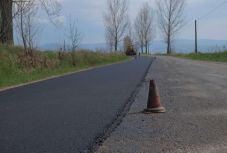 Kamionforgalom alatt építenek földútból aszfaltutat Háromszéken