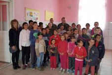 A rabok után katonák adományoztak a bajba került Hargita megyei gyermekeknek