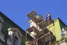 Nem árulhatott bazsalikomot, ezért felmászott a városháza tetejére egy ortodox hívő