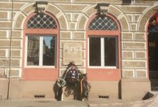 A volt tulajdonosokra emlékeztet a háromszéki prefektúrán elhelyezett emléktábla