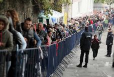 FRISSÍTVE - Románok tízezrei tolonganak megcsókolni egy magyar királynő ereklyéit Iași-ban