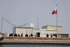 Moszkva pert indít Washington ellen az orosz zászlók eltávolítása miatt