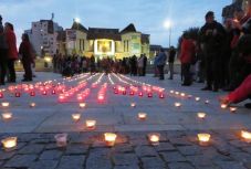 Több ezren gyújtottak gyertyát a szegényekért Marosvásárhelyen