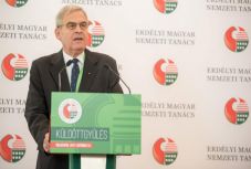 Újraválasztották Tőkés Lászlót az EMNT elnökének