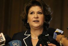 Ügyvédjével együtt jelent meg Rovana Plumb a jogi bizottság előtt