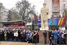 Ledöntötték a túlsúlyos Mihai Viteazult ábrázoló szobrot Slobozián