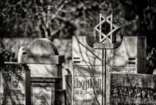 A szászrégeni zsidó temető meggyalázása miatt tiltakozik a Romániai Zsidó Közösségek Szövetsége