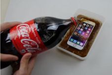 Megárt a sok kóla az iPhone-nak? Kipróbálták