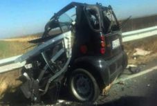 Nem sok maradt a kamionnal ütköző Smartból, egy 32 éves nő meghalt