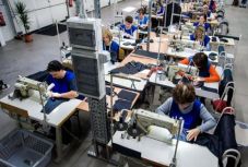 Kétszer olyan termelékenyek a multik, mint a román cégek