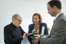 A Magyar Érdemrend középkeresztjével tüntették ki Ennio Morriconét 