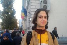 Győzött a hosszú haj viselete a kolozsvári felekezeti iskolában