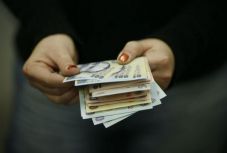  Mégsem lesznek adómentesek jövőre a 2000 lejnél kisebb bérek