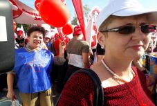 Több ezer egészségügyi dolgozó tüntetett a kormány lépései ellen