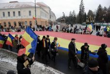 Trikolórt lengető románok százai vonulnak fel Hargita és Kovászna megyében