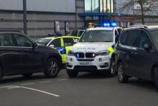 Fegyveres férfi ejtett túszokat Nagy-Britanniában