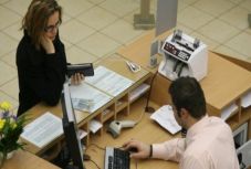 Hivatalos: átverik a romániai bankok az ügyfeleiket