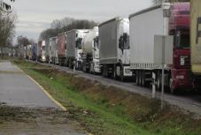 Kilométeres kamionsorok várakoznak a román-magyar haárátkelőknél