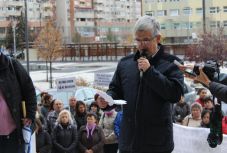 „A kormány nem játszadozhat az árva gyermekek sorsával” – utcára vonultak Csíkszeredában