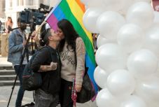 Felmérés: így vélekedik a román társadalom a melegházasságról